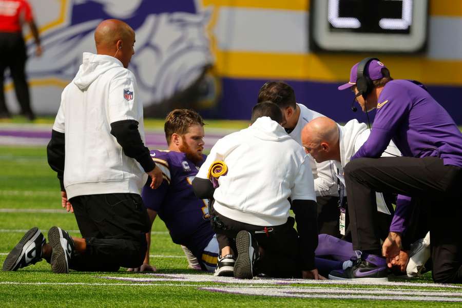 Darnold ligt geblesseerd op het veld