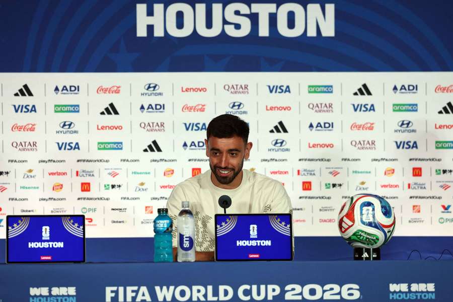 Bruno Fernandes em conferência de imprensa em Houston Bruno Fernandes em conferência de imprensa em Houston