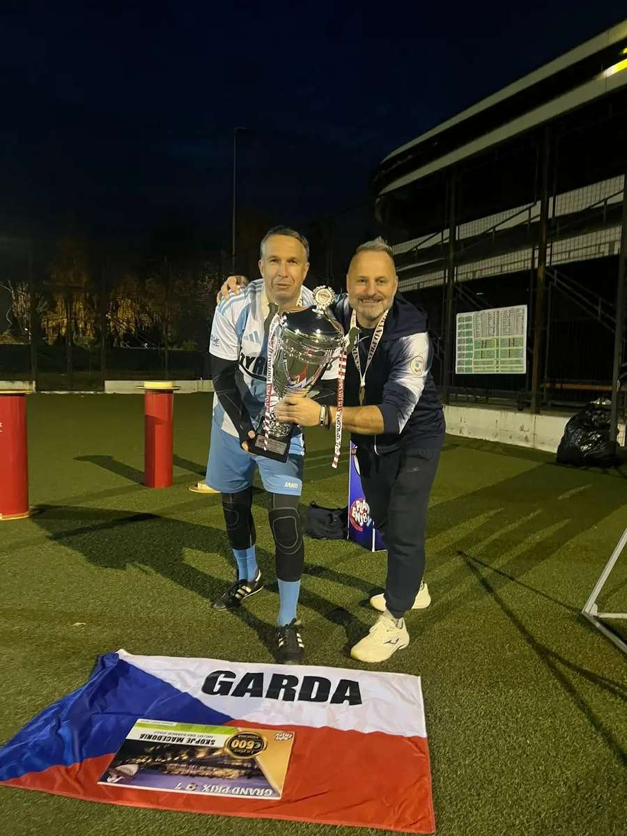 Zleva Ondřej Kosinka a Roman Abín s pohárem pro vítěze Grand Prix v Makedonii. Zleva Ondřej Kosinka a Roman Abín s pohárem pro vítěze Grand Prix v Makedonii.