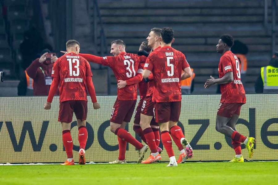Luca Sirch wird von seinem Team gefeiert.