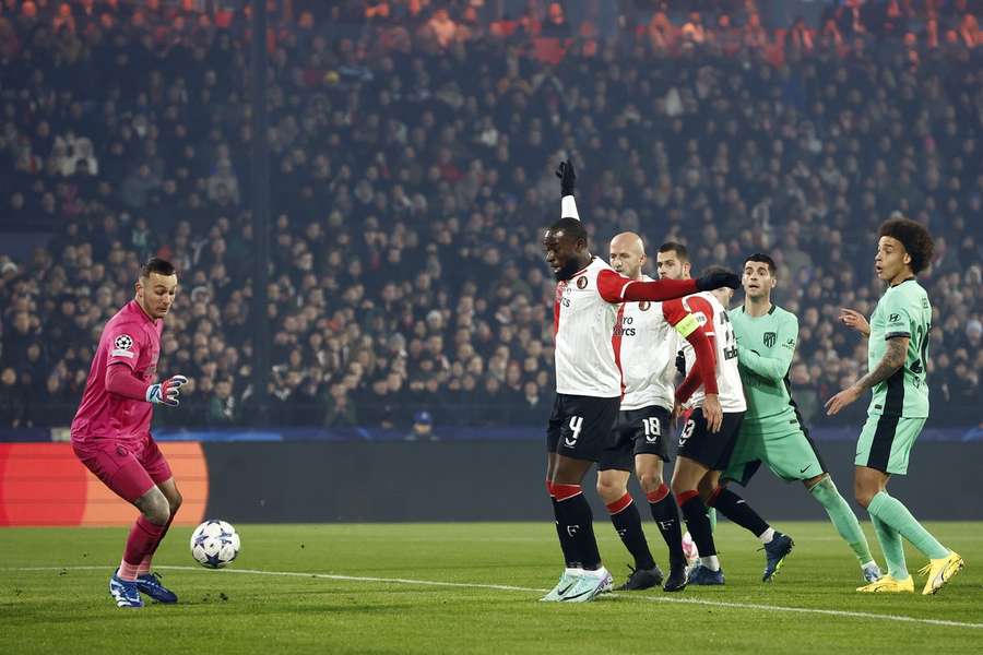 Geertruida krijgt de bal tegen de buik en maakt een eigen goal