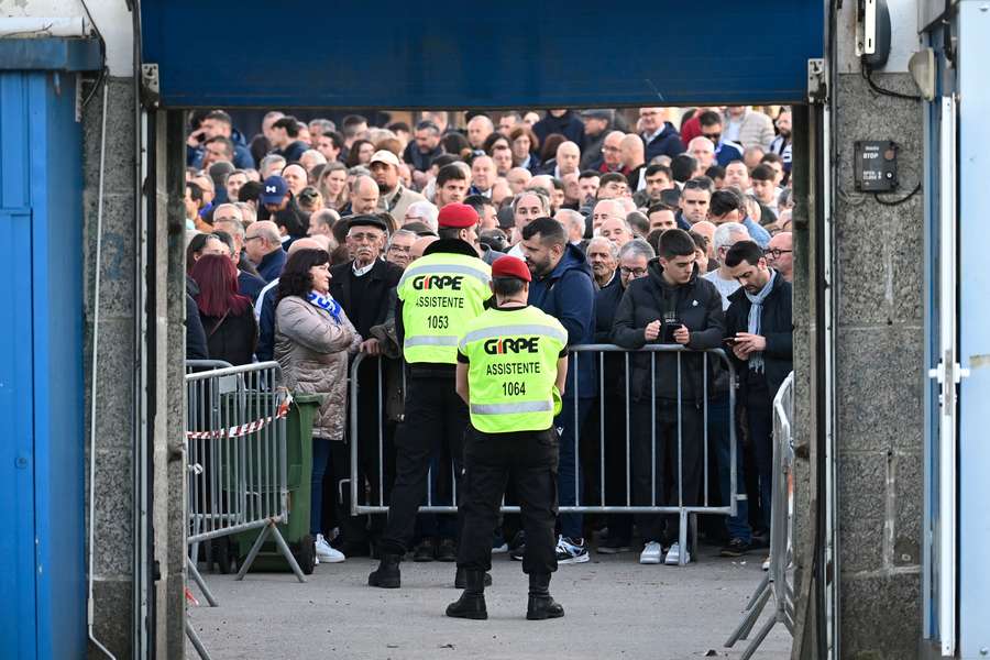 Adeptos ficaram à porta, houve confrontos e o jogo foi adiado Adeptos ficaram à porta, houve confrontos e o jogo foi adiado