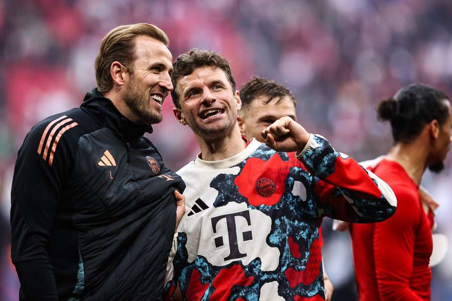Kane a Müller oslavujú nemecký titul. 