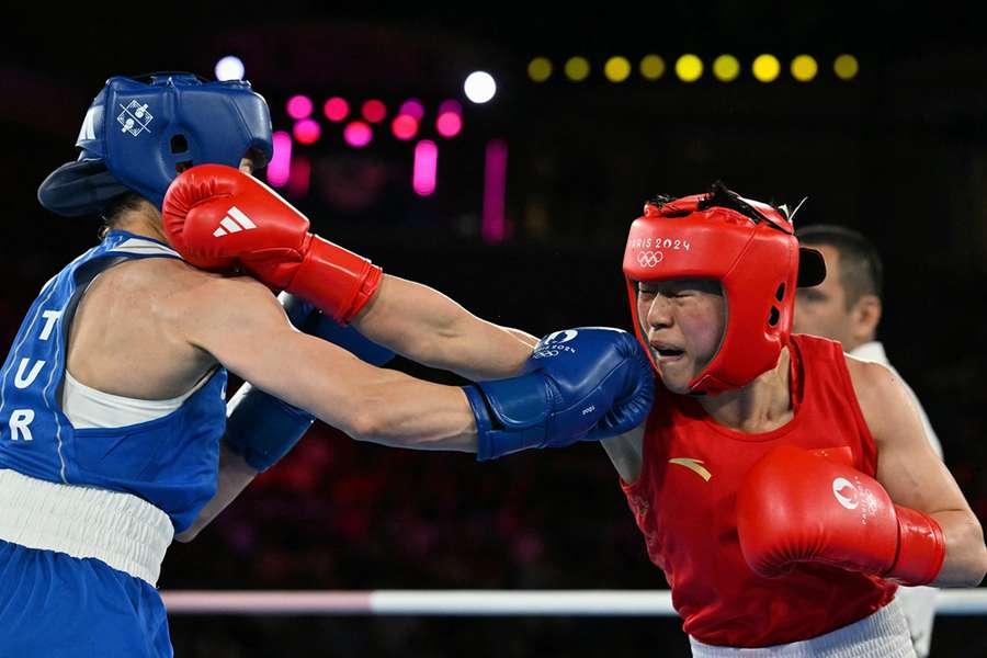 Wu Yu (R) won vrijdagavond goud in de klasse tot 50 kg