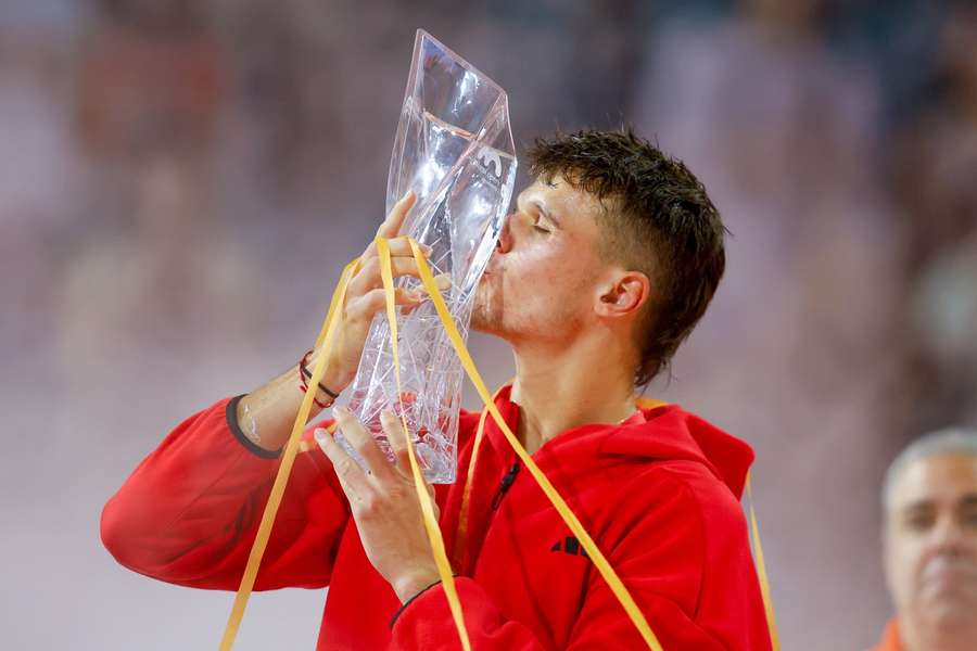 Novak Djokovic musi poczekać na setny tytuł. Przegrał w finale z Jakubem Mensikiem