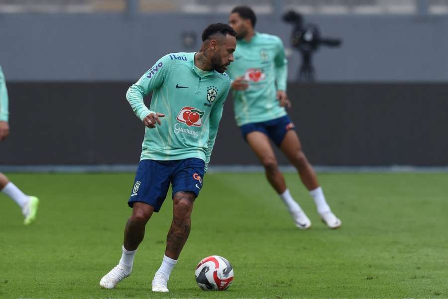 Neymar se entrena con Brasil