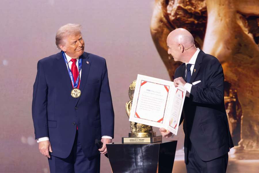 Infantino, entregando el premio a Trump Infantino, entregando el premio a Trump