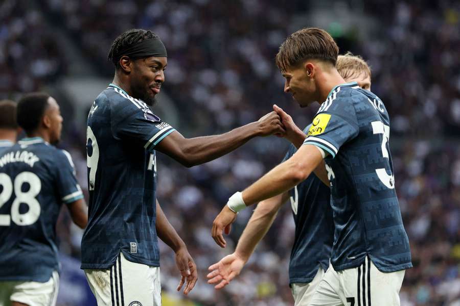 Dedic festeja com Anthony Elanga o primeiro golo do Newcastle Dedic festeja com Anthony Elanga o primeiro golo do Newcastle