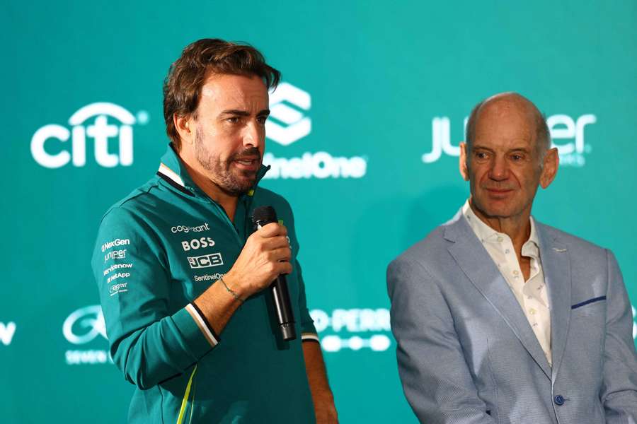 Alonso con su nuevo socio técnico Adrian Newey