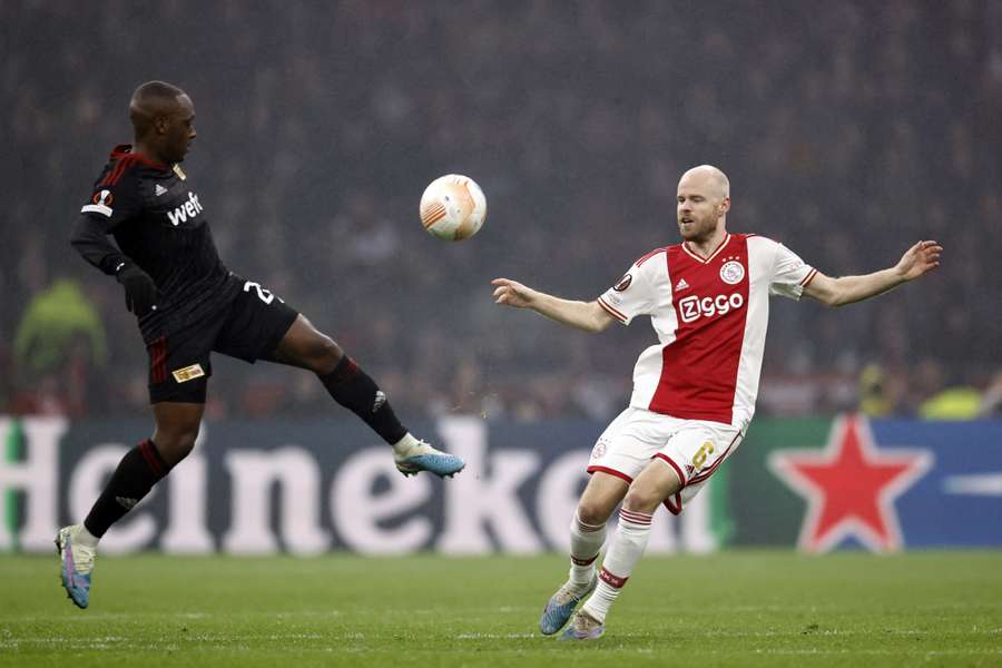 Jerome Roussillon van 1. FC Union Berlin in duel met invaller Davy Klaassen van Ajax