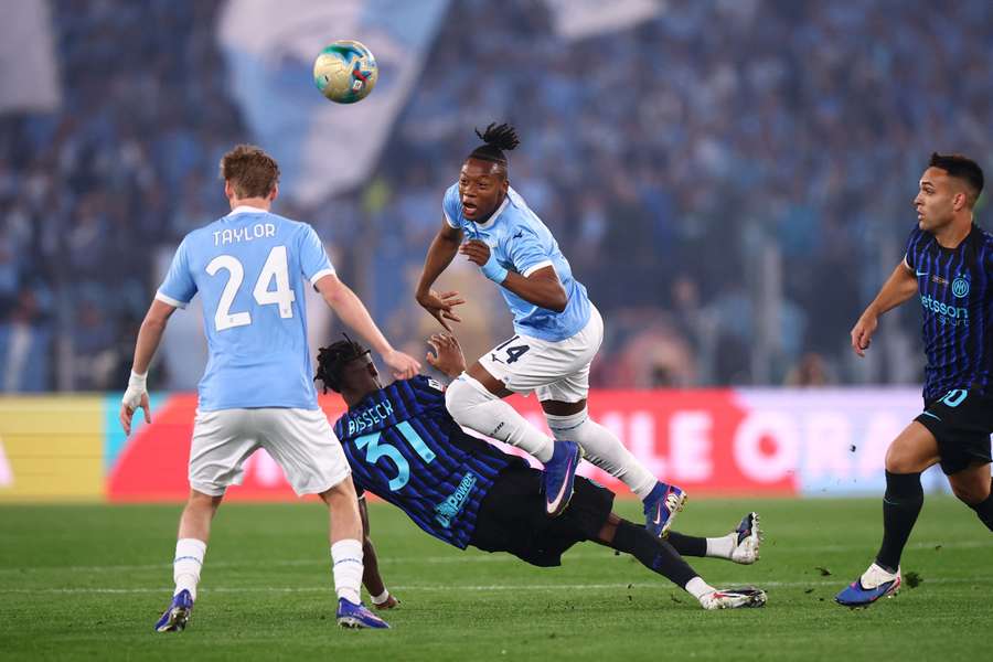 Il fallo di Bisseck su Noslin Il fallo di Bisseck su Noslin