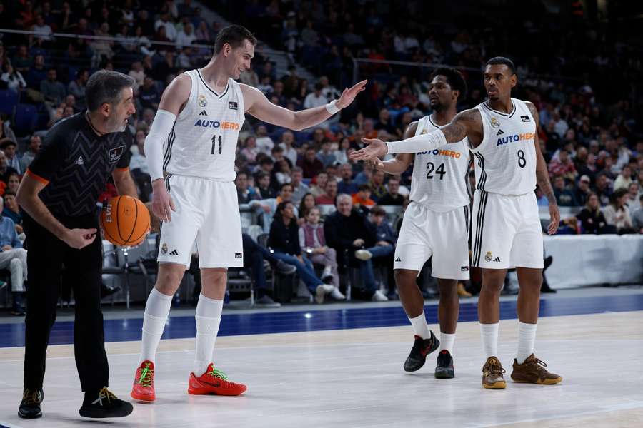 Andrés Feliz, Xavier Rathan-Mayes e Mario Hezonja comemoram um cesto