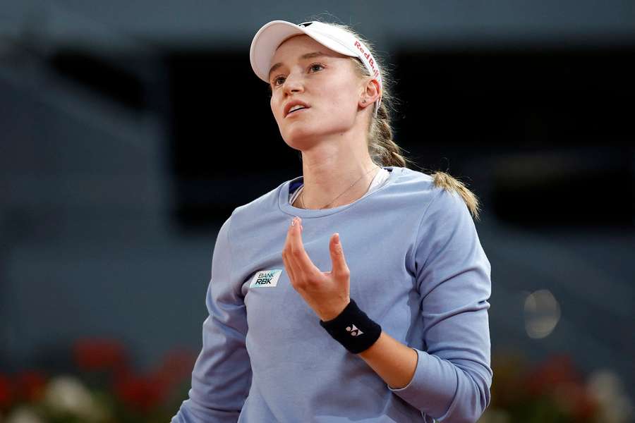 Elena Rybakina durante sua partida na semifinal contra Aryna Sabalenka, da Bielorrússia, em Madri