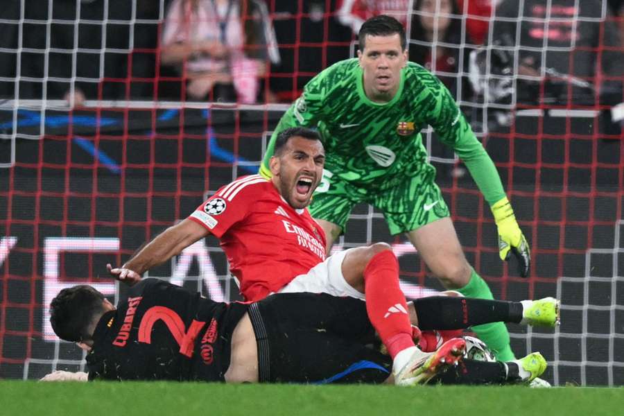Szczesny, en la jugada de la expulsión de Cubarsí por la entrada a Pavlidis