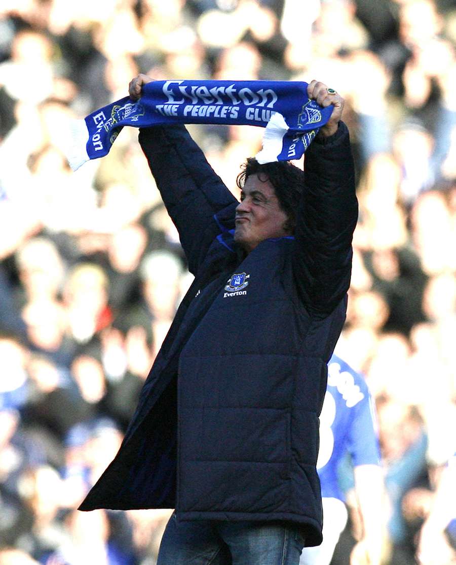 Sylvester Stallone exibe cachecol do Everton em jogo da Premier League Sylvester Stallone exibe cachecol do Everton em jogo da Premier League