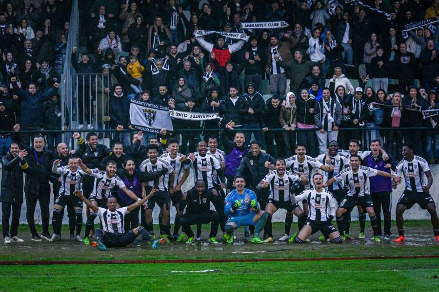 Jogadores e adeptos do Amarante em comunhão