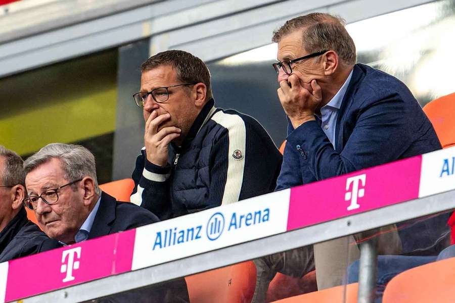 Eberl, arriba a la izquierda, reconoce el error del joven Karl