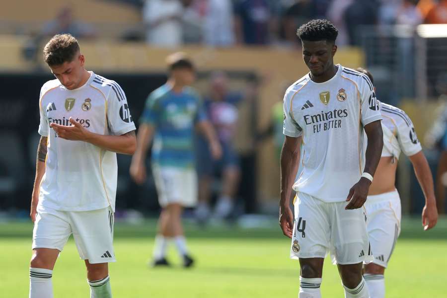 Federico Valverde a Aurélien Tchouameni mají problém.