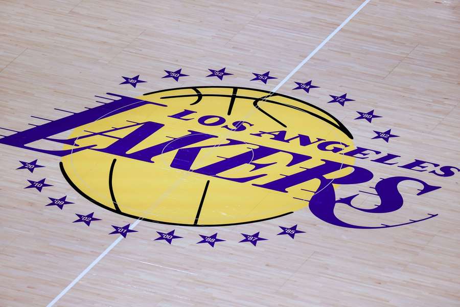 Lakers menia majiteľa. Lakers menia majiteľa.