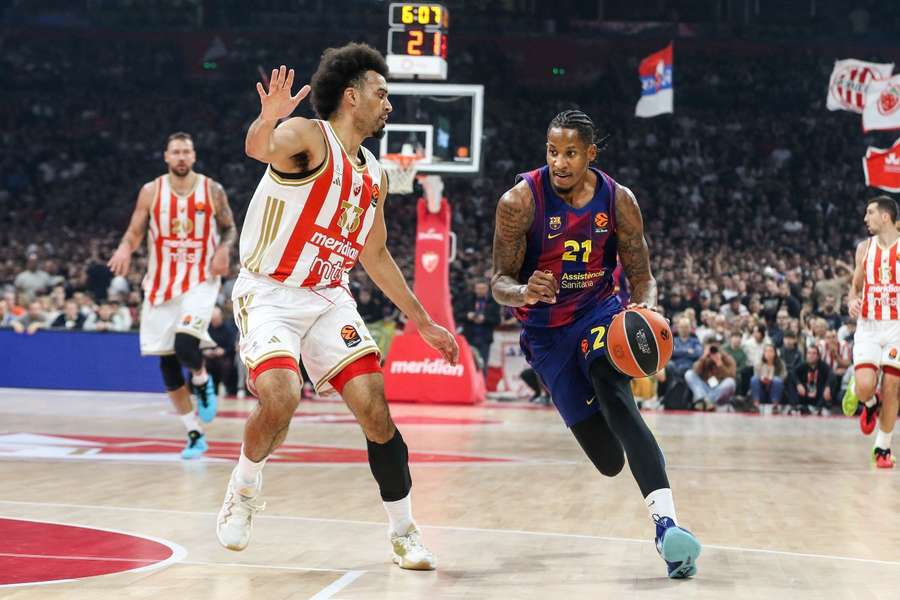 Will Clyburn ante Jordan Nwora, en el Estrella Roja-Barcelona