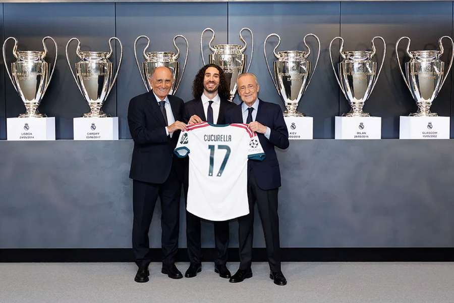 Cucurella, con Pirri (I) y Florentino Pérez (D) Cucurella, con Pirri (I) y Florentino Pérez (D)