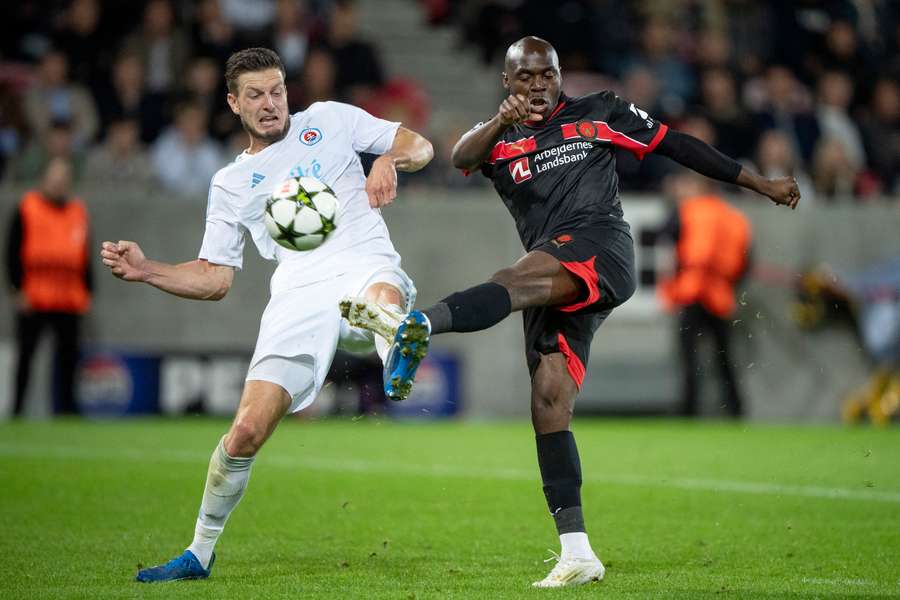 Edward Chilufya, rechts, vecht om de bal met de Oostenrijkse verdediger Kevin Wimmer van Slovan Bratislava.