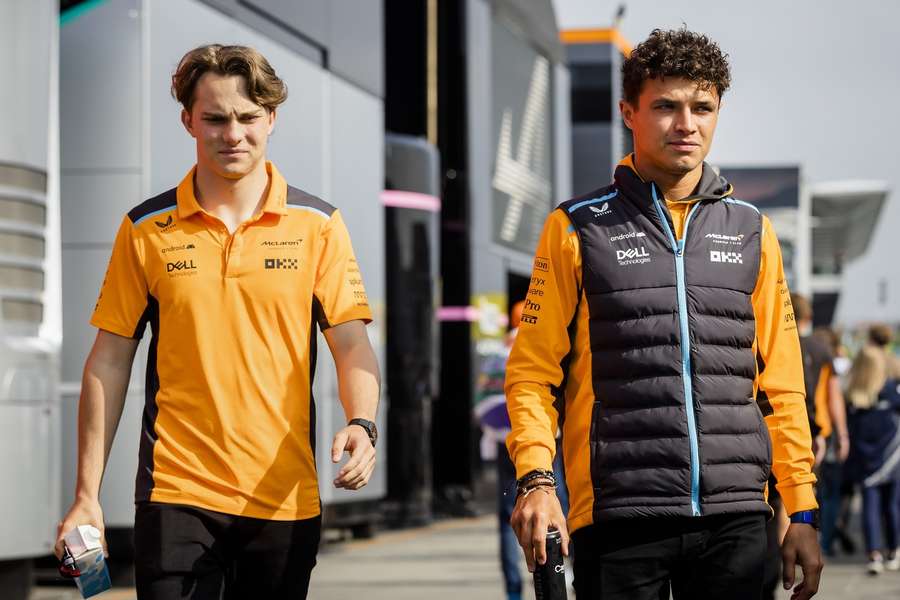 Oscar Piastri (esquerda) e Lando Norris (direita)