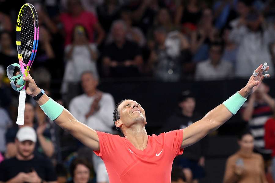 Rafael Nadal heeft zijn eerste wedstrijd na zijn blessure gewonnen