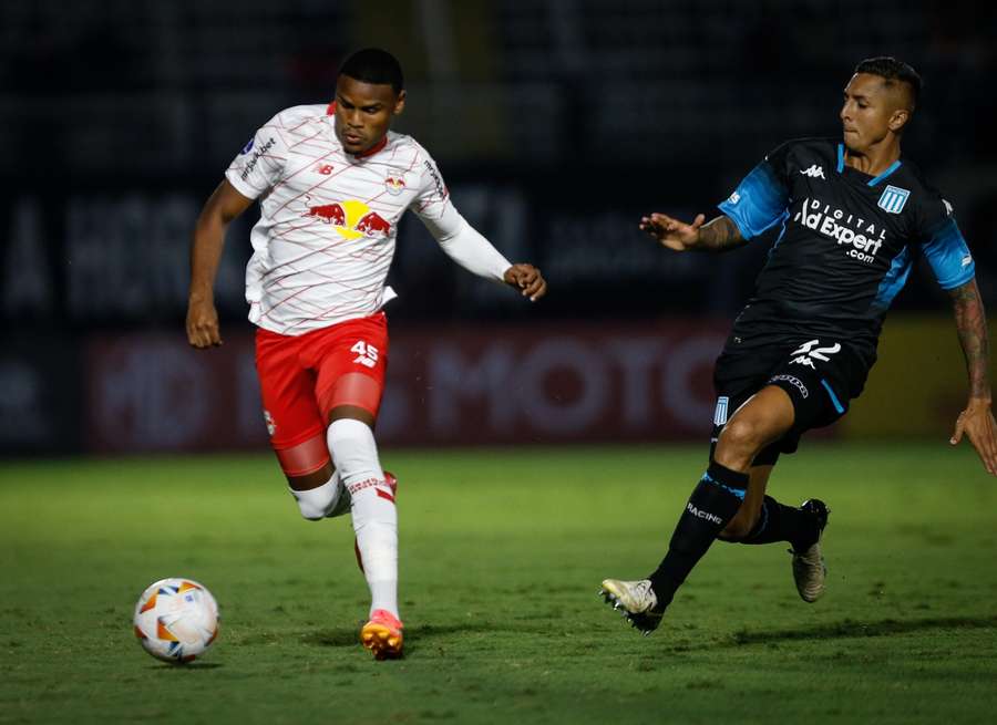 Bragantino jogou boa dose de pressão pra cima do Racing com pouco tempo de jogo