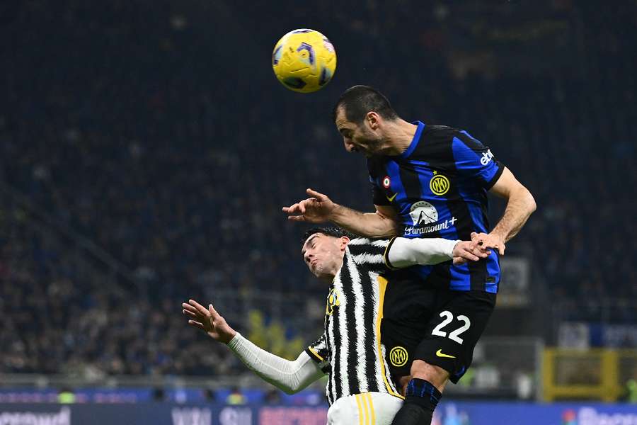 Henrikh Mkhitaryan (R) de l'Inter se bat pour le ballon avec Dusan Vlahovic de la Juventus.