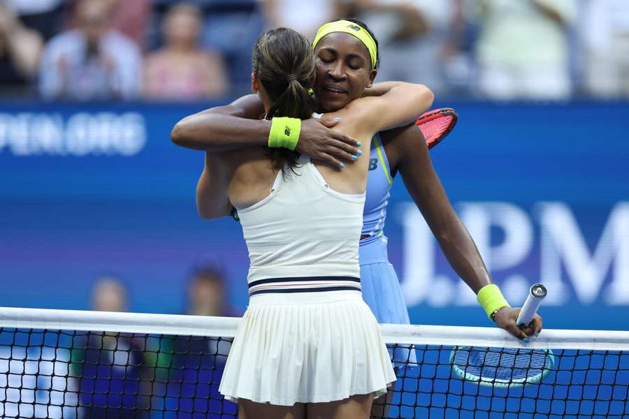 Coco Gauff se abraza a Emma Navarro.