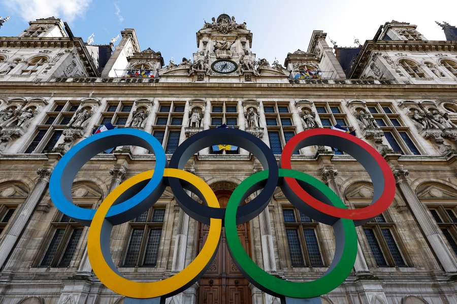 Les anneaux olympiques sont visibles devant l'Hôtel de Ville de Paris.