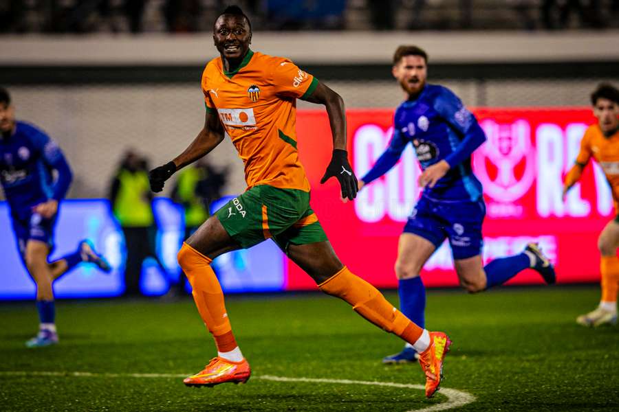 Umar Sadiq durante el Ourense-Valencia