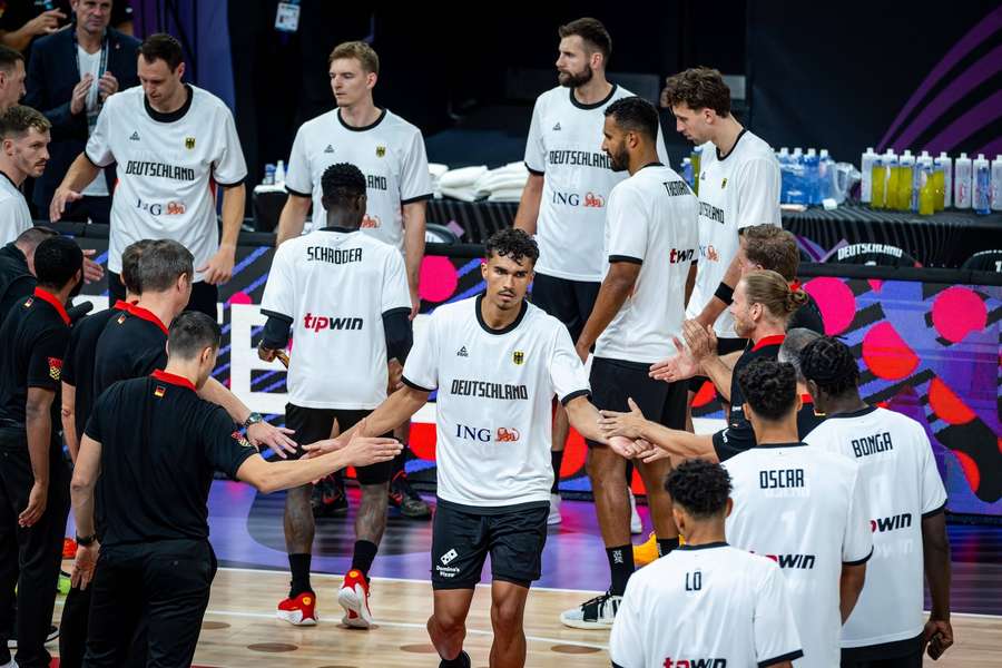 Das deutsche Team hat gegen Montenegro einen guten Start in die EuroBasket erwischt. Das deutsche Team hat gegen Montenegro einen guten Start in die EuroBasket erwischt.