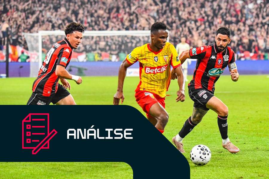 Mamadou Sangare, do Lens, em ação frente ao Nice Mamadou Sangare, do Lens, em ação frente ao Nice