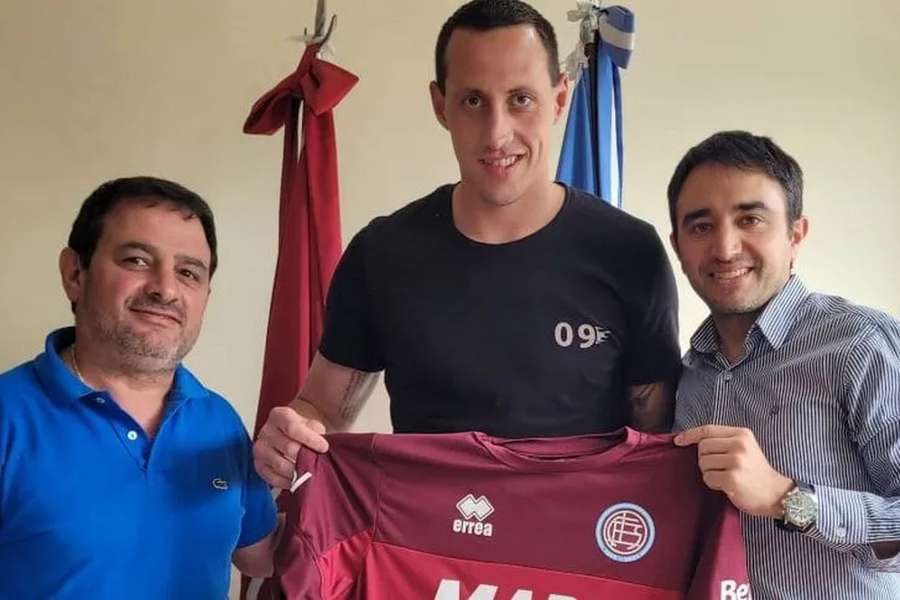 Cristián Lema foi apresentado no Lanús há um ano