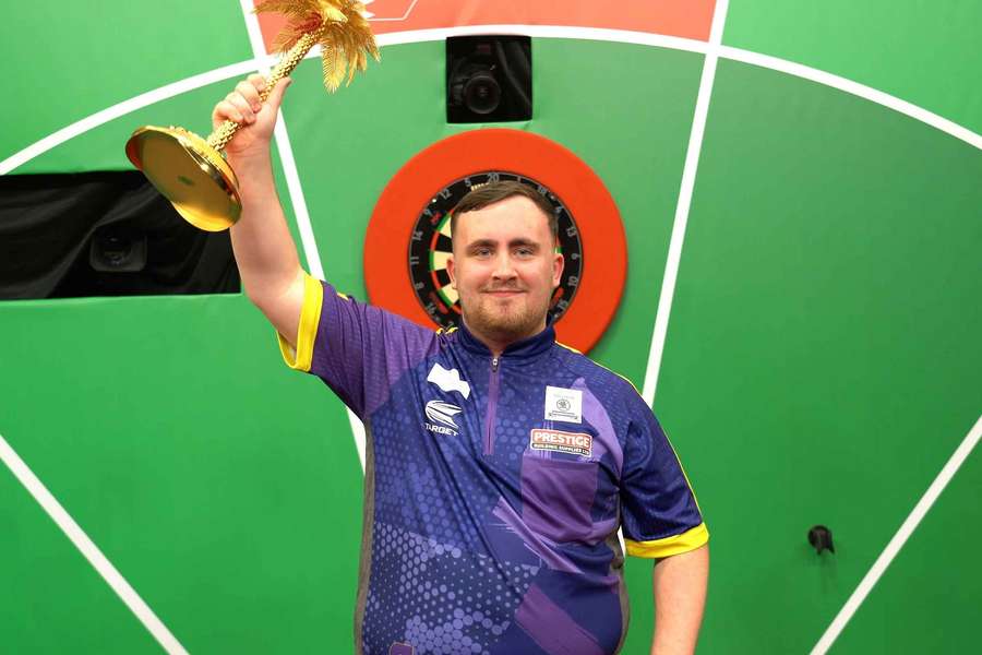 Luke Littler geht erstmals als Titelverteidiger in ein PDC-Turnier.
