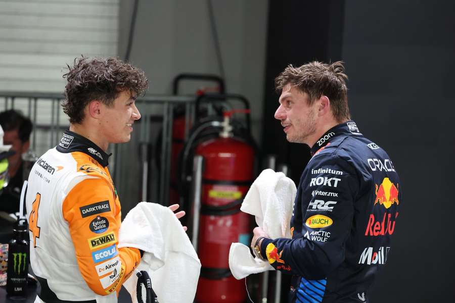 Lando Norris (l.) und Max Verstappen (r.) beim Formel 1 GP Singapur 2024.