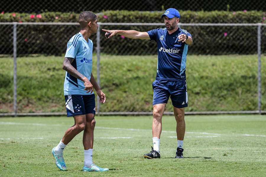 Pezzolano tenta ajustar reformulado Cruzeiro e chega pressionado no clássico