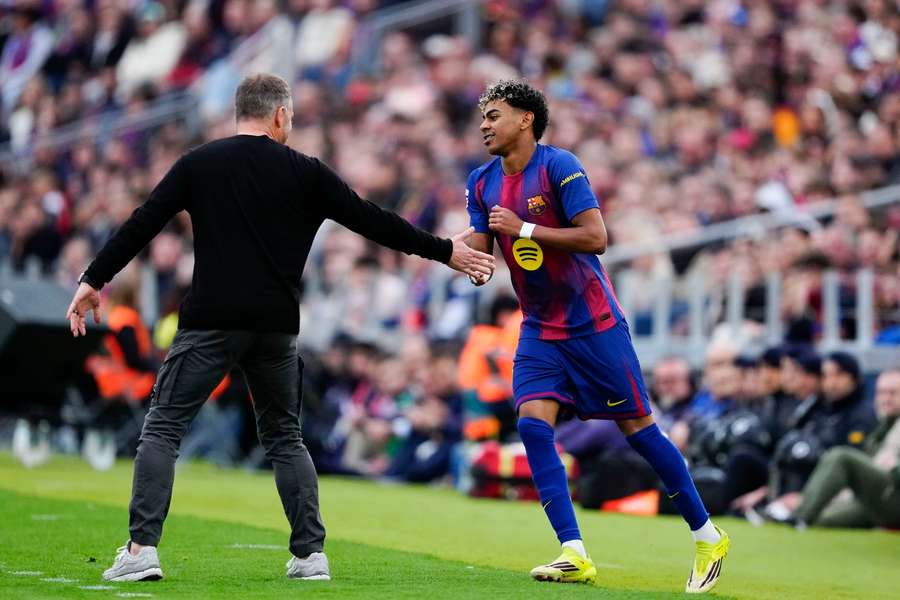 "Fantastisch für uns": Flick lobt Barcelonas Dreierpacker Lamine Yamal "Fantastisch für uns": Flick lobt Barcelonas Dreierpacker Lamine Yamal