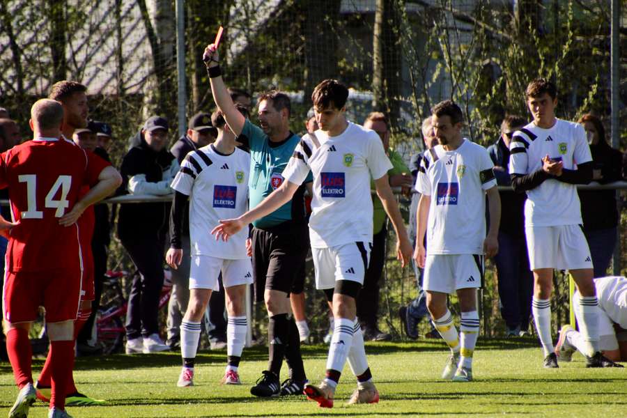 Šílený víkend v pralese. Fanynka poslala rozhodčího do bezvědomí, jinde hráč kopl sudího do brady