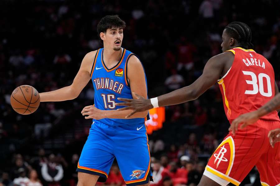 Aday Mara, en pretemporada con los Oklahoma City Thunder, ante Clint Capela de los Houston Rockets