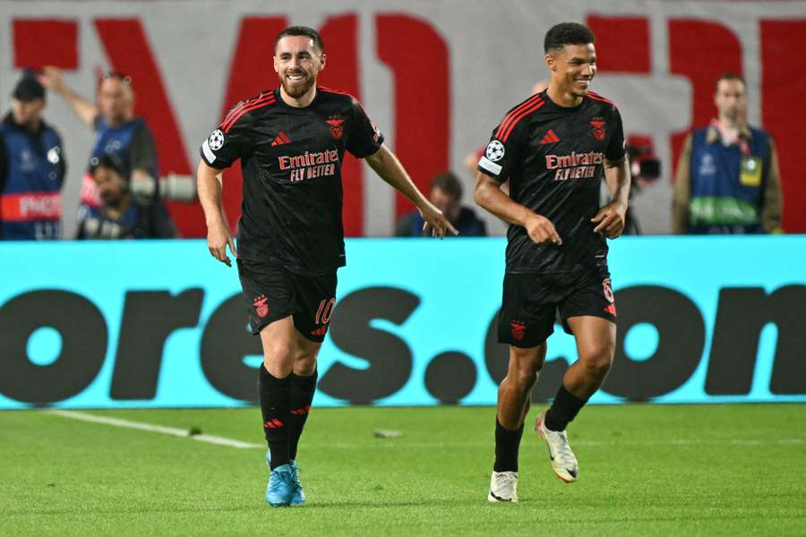 Benfica's Orkun Kokcu (l) celebrates after scoring his team's second goal