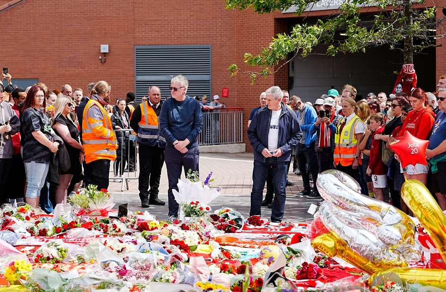 Moyes (C, L) pays his respects at Anfield