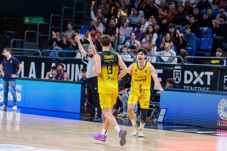 Diego Fernández y Xabier López celebran una canasta 