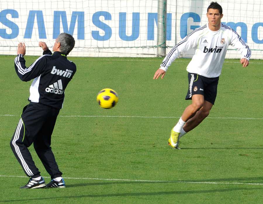 Ao lado de CR7, Mourinho coordena treino do Real, em 2010, na sua primeira passagem pelo clube espanhol