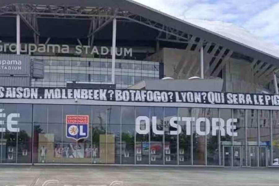Faixa foi afixada na entrada do Groupama Stadium