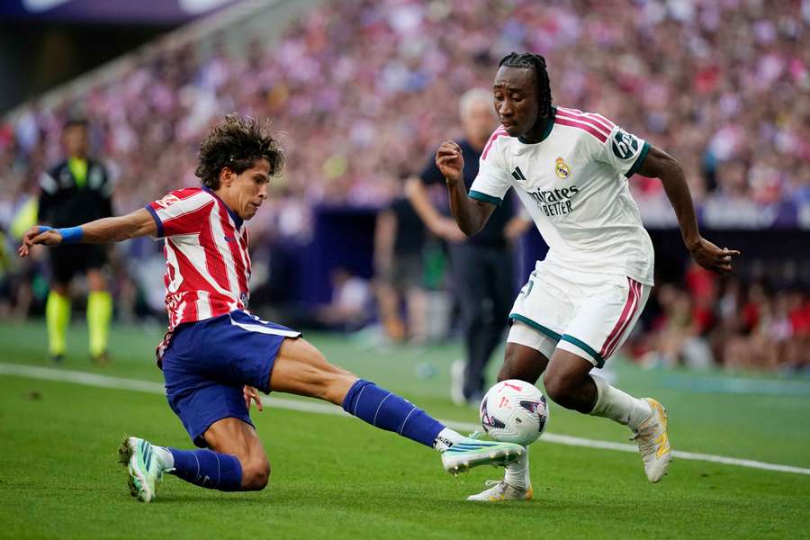 Yan Diomande regatea a Giuliano Simeone Yan Diomande regatea a Giuliano Simeone