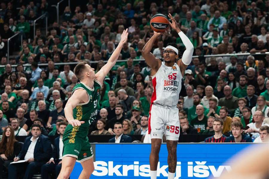Moneke lanzando a canasta en el Zalgiris-Baskonia