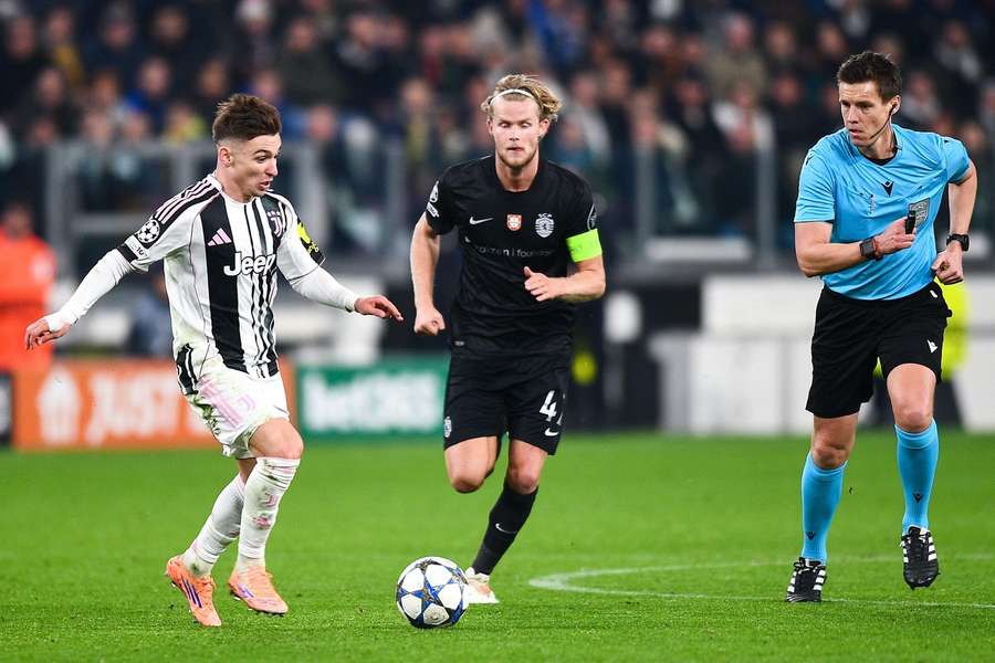 Francisco Conceição perante Hjulmand no Juventus-Sporting Francisco Conceição perante Hjulmand no Juventus-Sporting